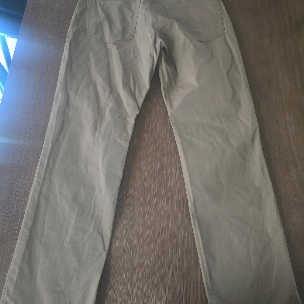 Levi Strauss Signature Men’s Athletic Fit Khaki Pants Secure Tech Pocket 42x30